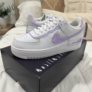 Nike White and Purple Athletic Shoes Sleek Design
